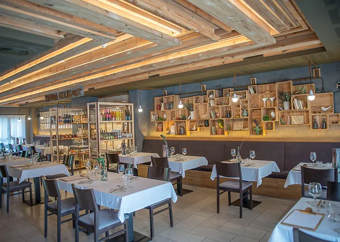 & Jacetania Χάκα